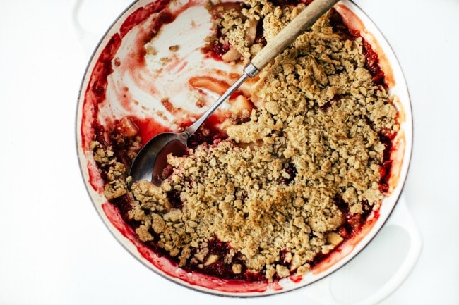apple pear cranberry crisp with white wine + a le creuset giveaway!