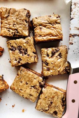 Scotcharoo blondie bars cut with a pink knife